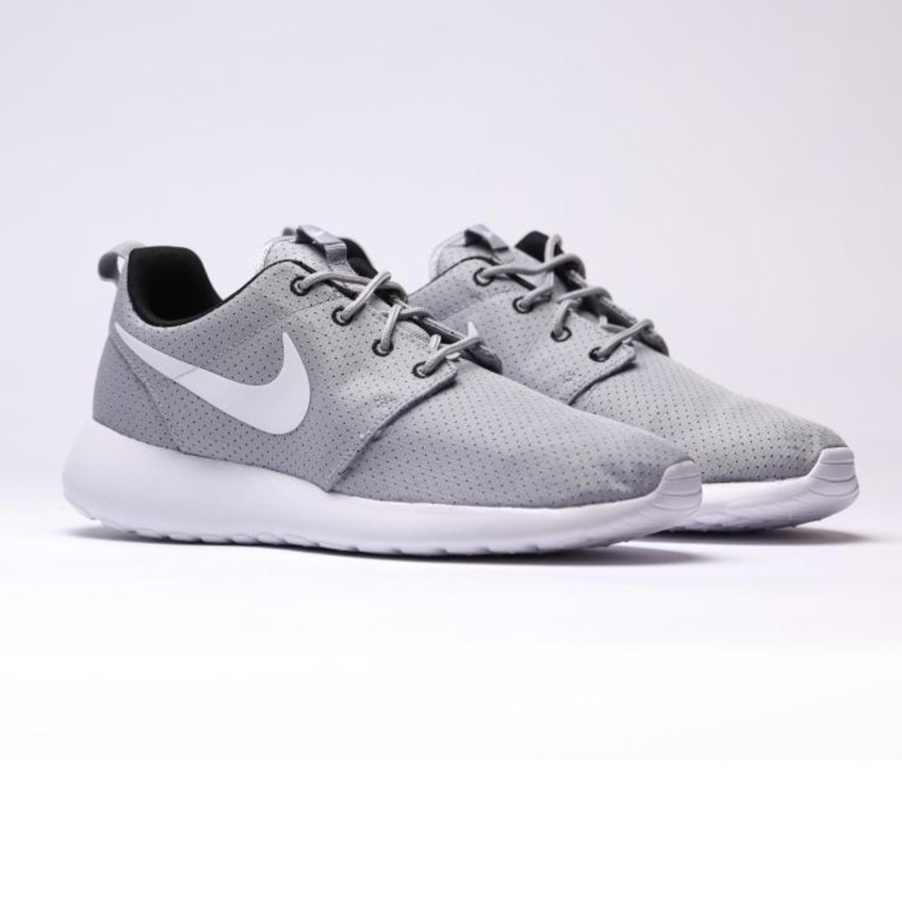 NIKE Women’s Roshe Run Running Shoes in "WOLF GREY"